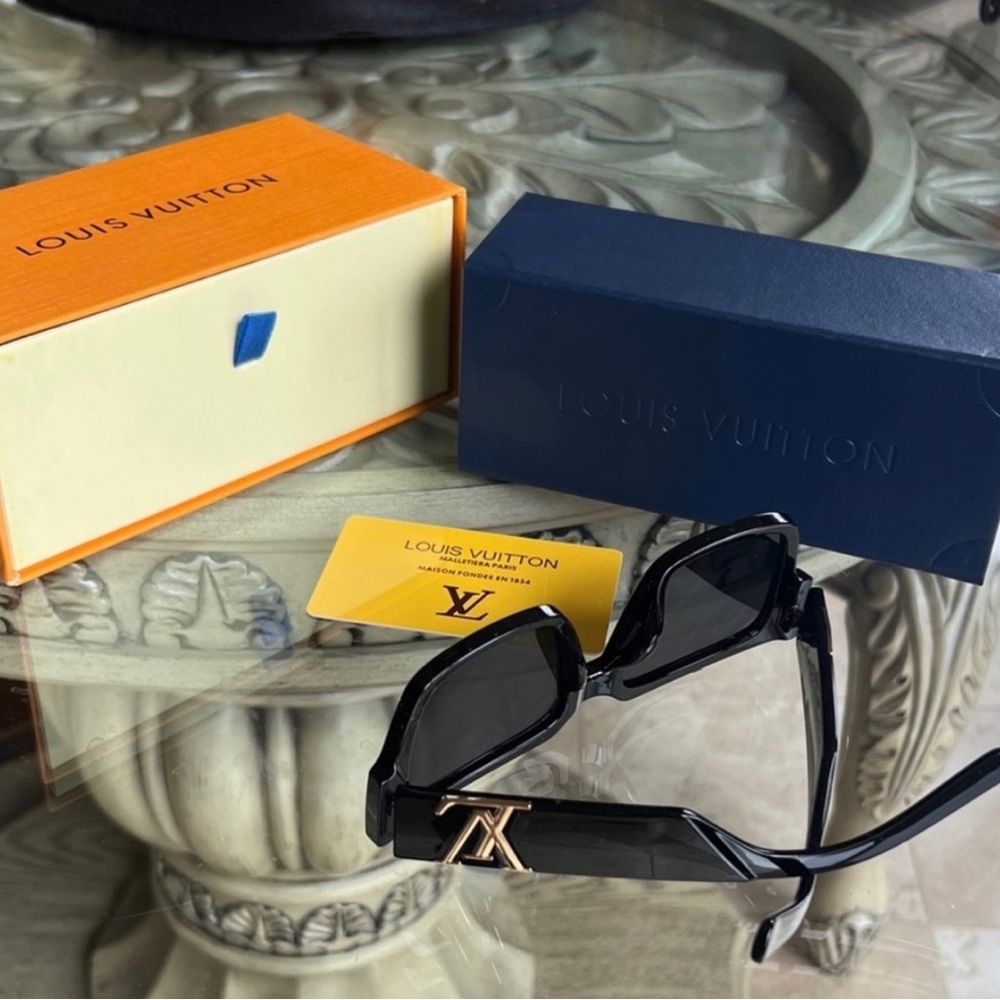 BRAND NEW … Auth. Louis Vuitton Black Sunglasses with Gold Logo - Picture 3 of 3